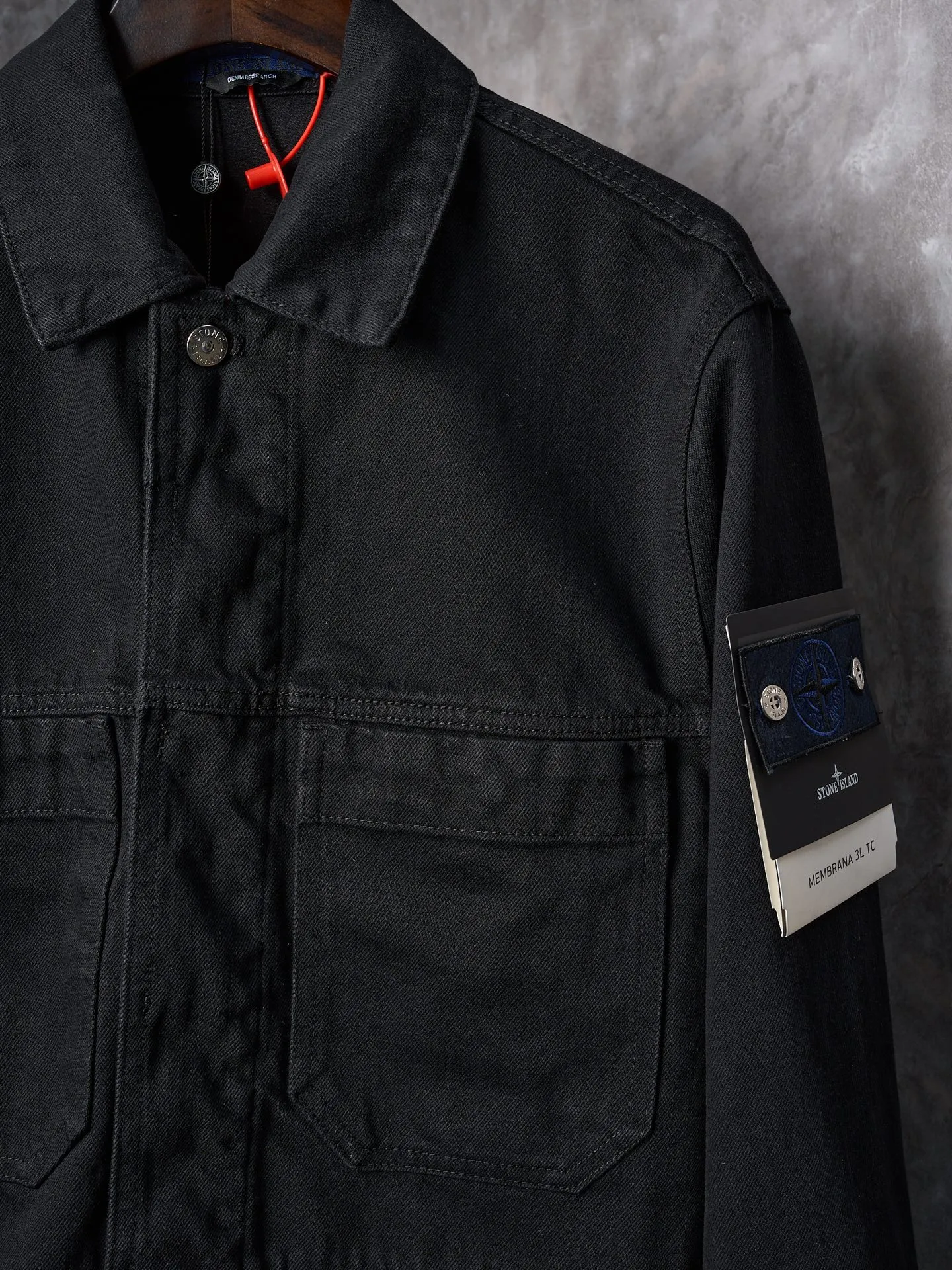 P510 Actual auction] Stonesland/Stone Island badge denim jacket [Ready stock] S M L Simple lines outline a neat silhouette and outline a casual and free style. The workwear gene is infused with luxury DNA. Simple charm and versatile charm. Imported machine embroidery technology is used. Advanced computer control system and precision mechanical parts are used to realize the Stonesland badge embroidery operation with high precision. The lines are smooth and delicate. The whole garment is washed with Zhongxiao. Use a special solution to remove stains and slight fading. Then use a strong washing method to fade the color and make it more uniform. The whole piece of clothing is stitched together using a clip-on machine. The clip-on machine can control the distance between the two needles by changing the needle position, achieving seamless splicing, smoothness, neatness, and a loose fit.